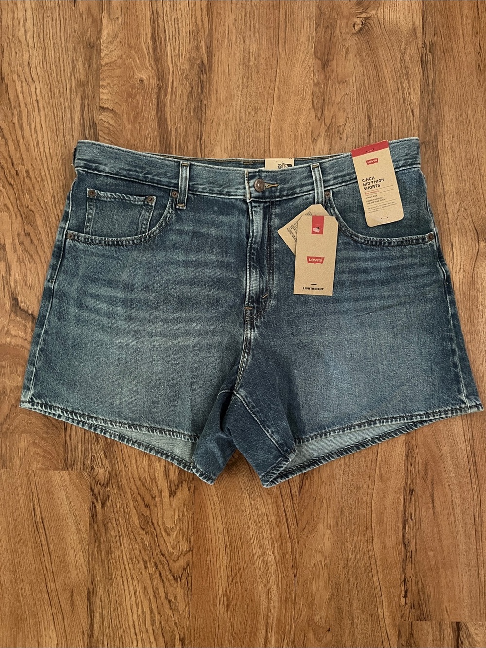 NWT Levi’s Cinch Mid-Thigh Shorts